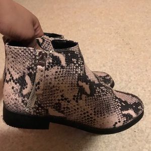 snake booties size 7 only wore them twice